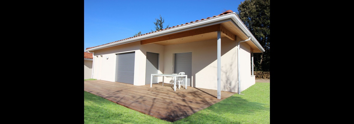 Maison contemporaine  patio d'entre : maison-contemporaine-architecte-toit-tuiles-patio-10