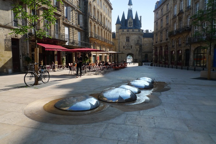 Fontaine Place du Palais : Porte