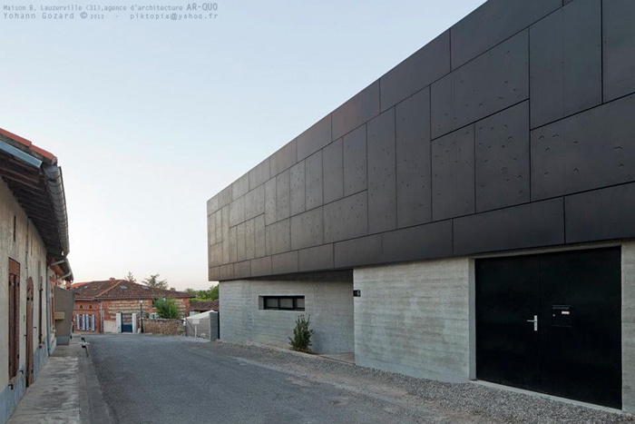 Maison Noire (de bton et d'acier) - Maison rsolument contemporaine au coeur de Lauzerville (31) : depuis la rue 1