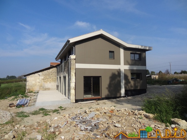 Intgration d'une maison neuve dans une ferme dsafecte : MAison JOA-Salignac (10).JPG