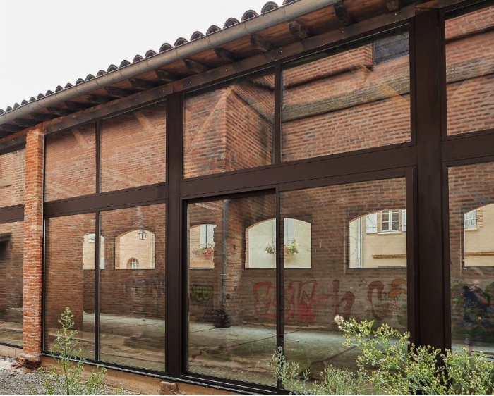 Reconversion de l'ancien prau scolaire en salle de runion  Fronton (31) : facade vitre.JPG