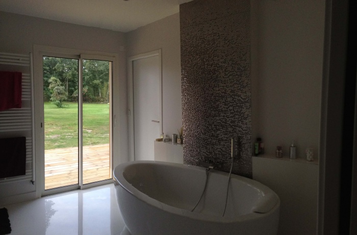 extension et rnovation habitation : 9 vue de la salle de bains avec perspective sur le jardin