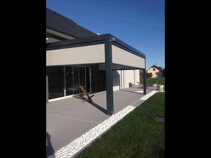 Maison  toit ardoises : maison-contemporaine-toit-ardoise-pergola-bioclimatique-2